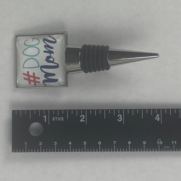 🌺 3/$25 🌺 Dog Mom Wine Bottle Stopper - Picture 2 of 3